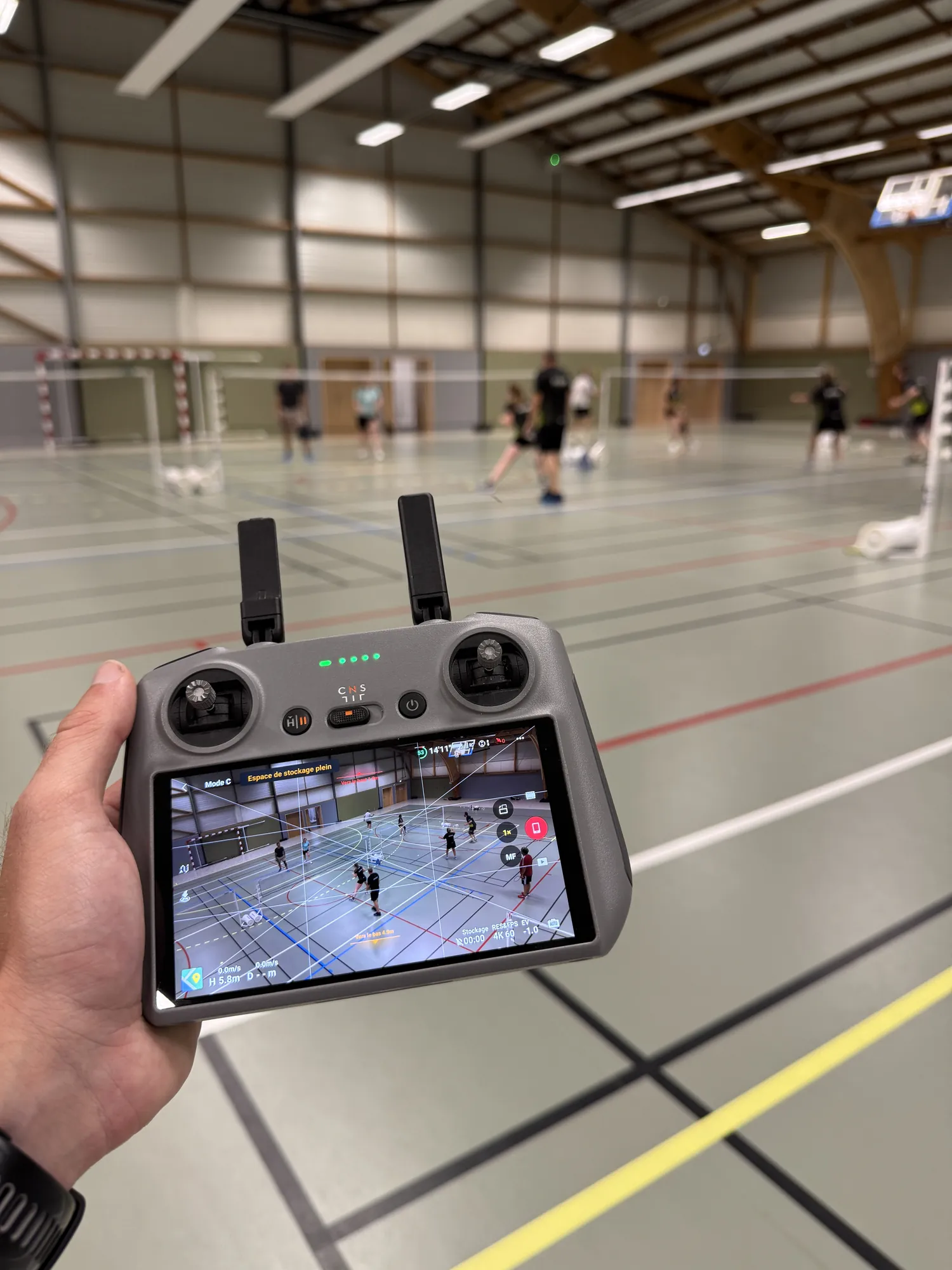 Hugo Bourrelly pilotant son drone pendant un événement