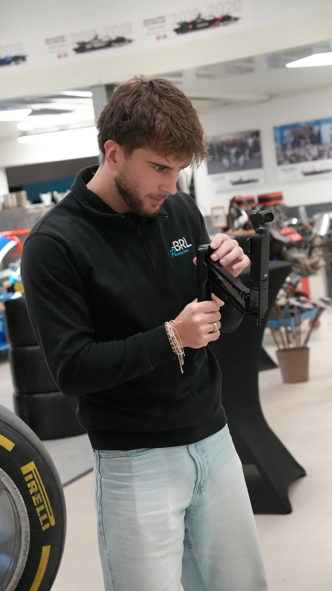 En tournage, caméra sur stabilisateur