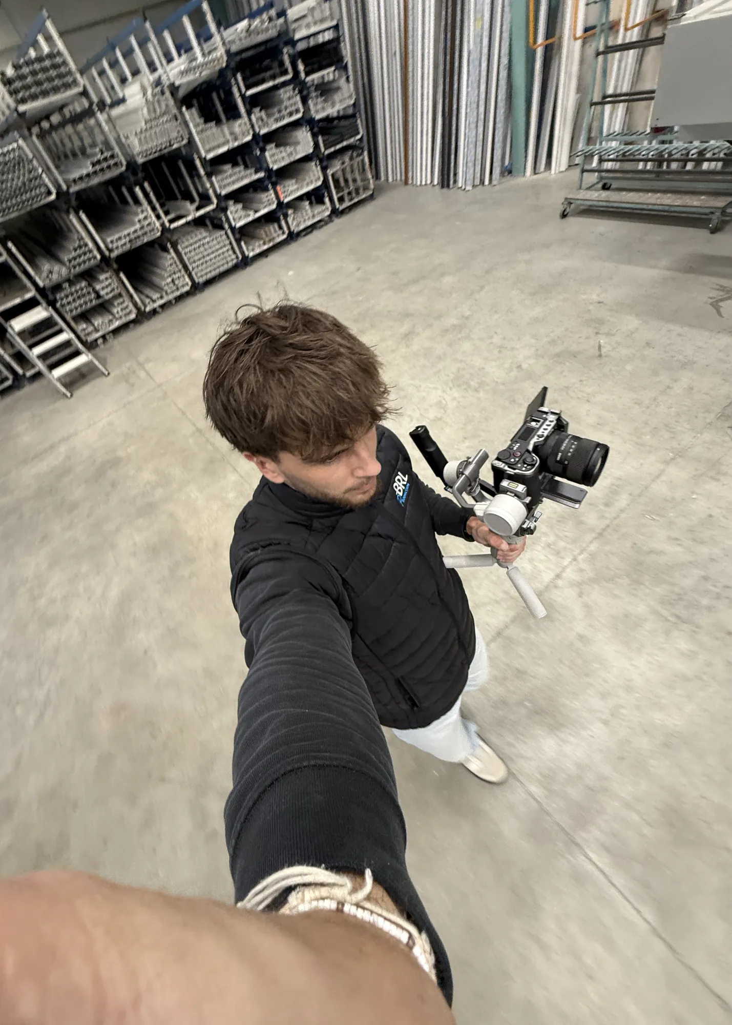 Hugo Bourrelly en tournage dans un entrepôt