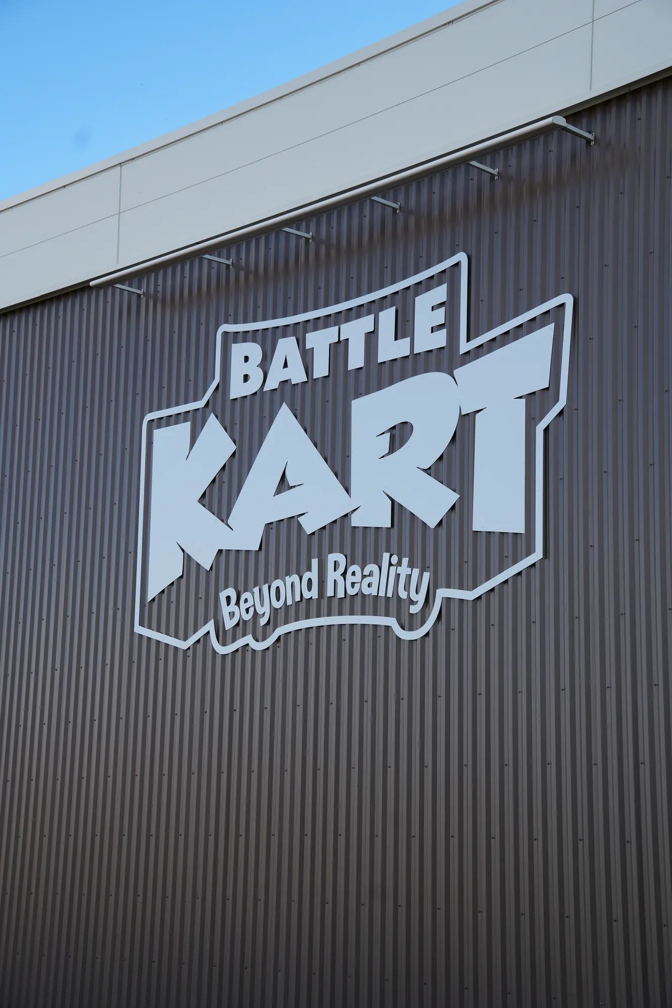 Façade et logo d'un centre de karting