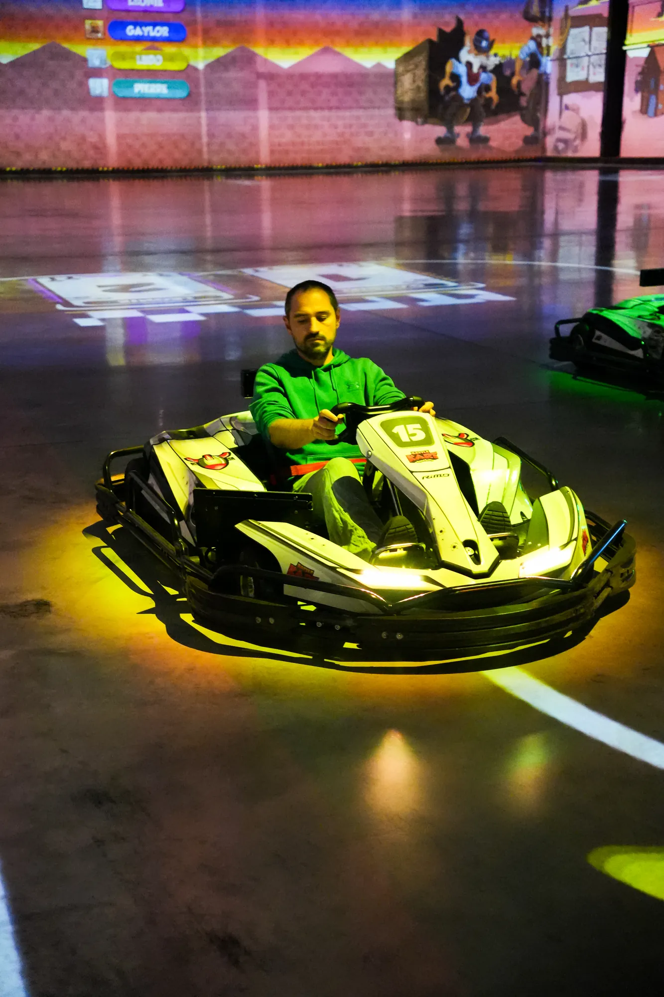 Pilote dans un kart lumineux sur une piste de réalité augmentée