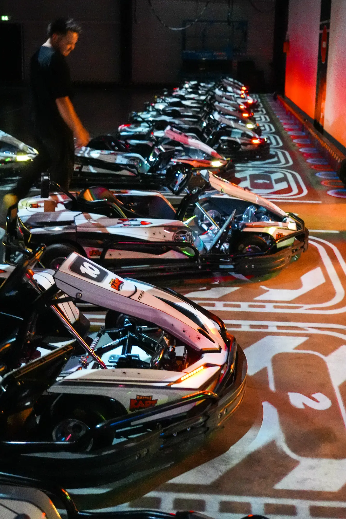 Karts alignés sur la piste d'un centre de loisirs