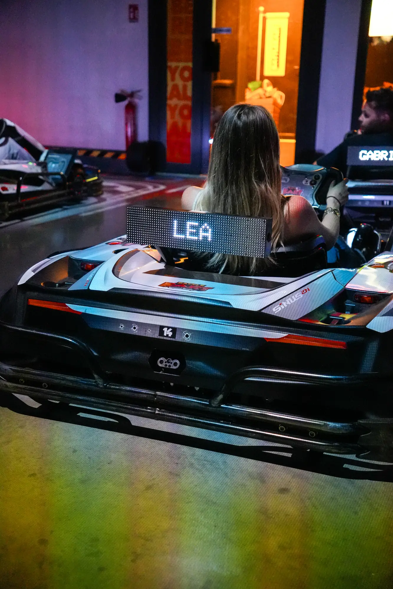 Pilote installée dans son kart avant une course