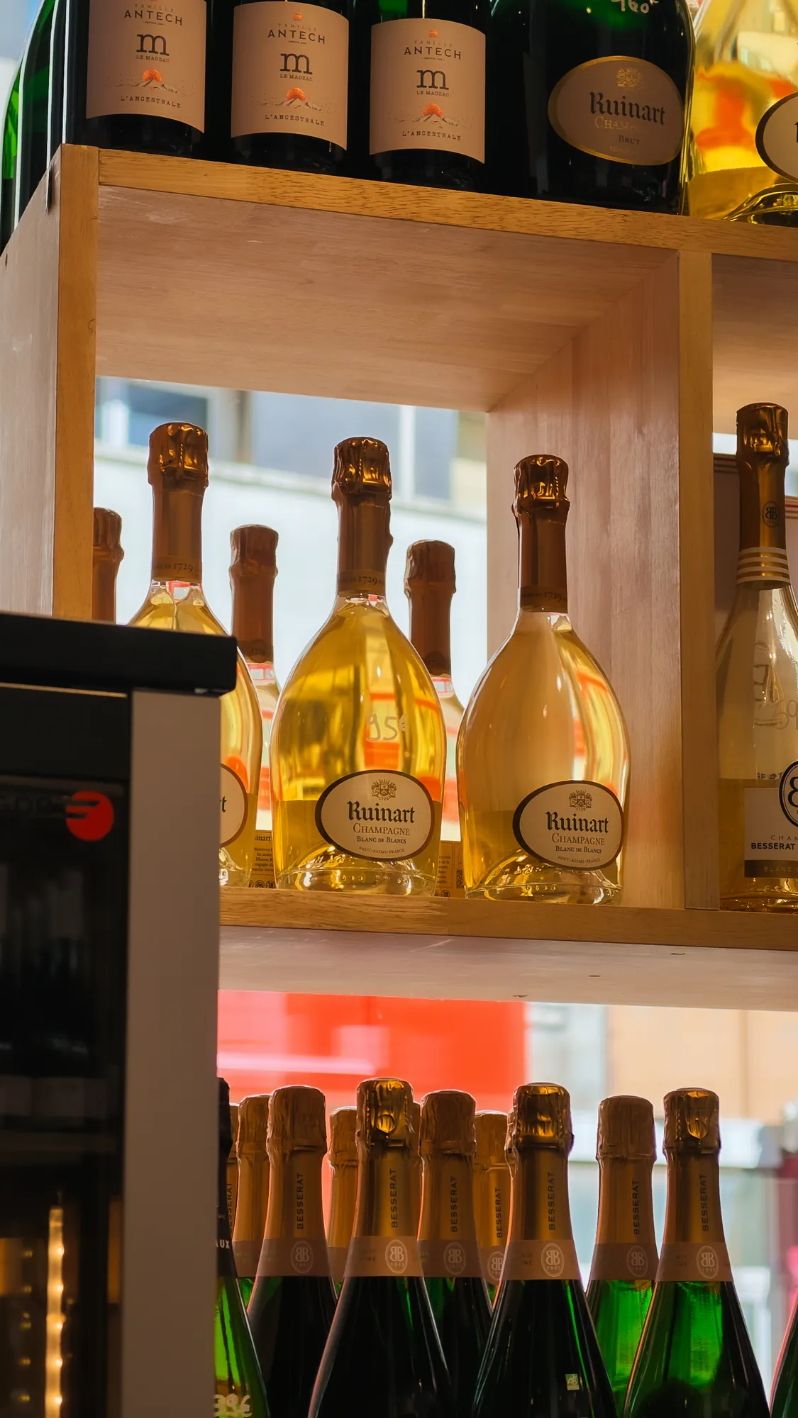 Rayonnages de champagnes filmés dans une cave à vins