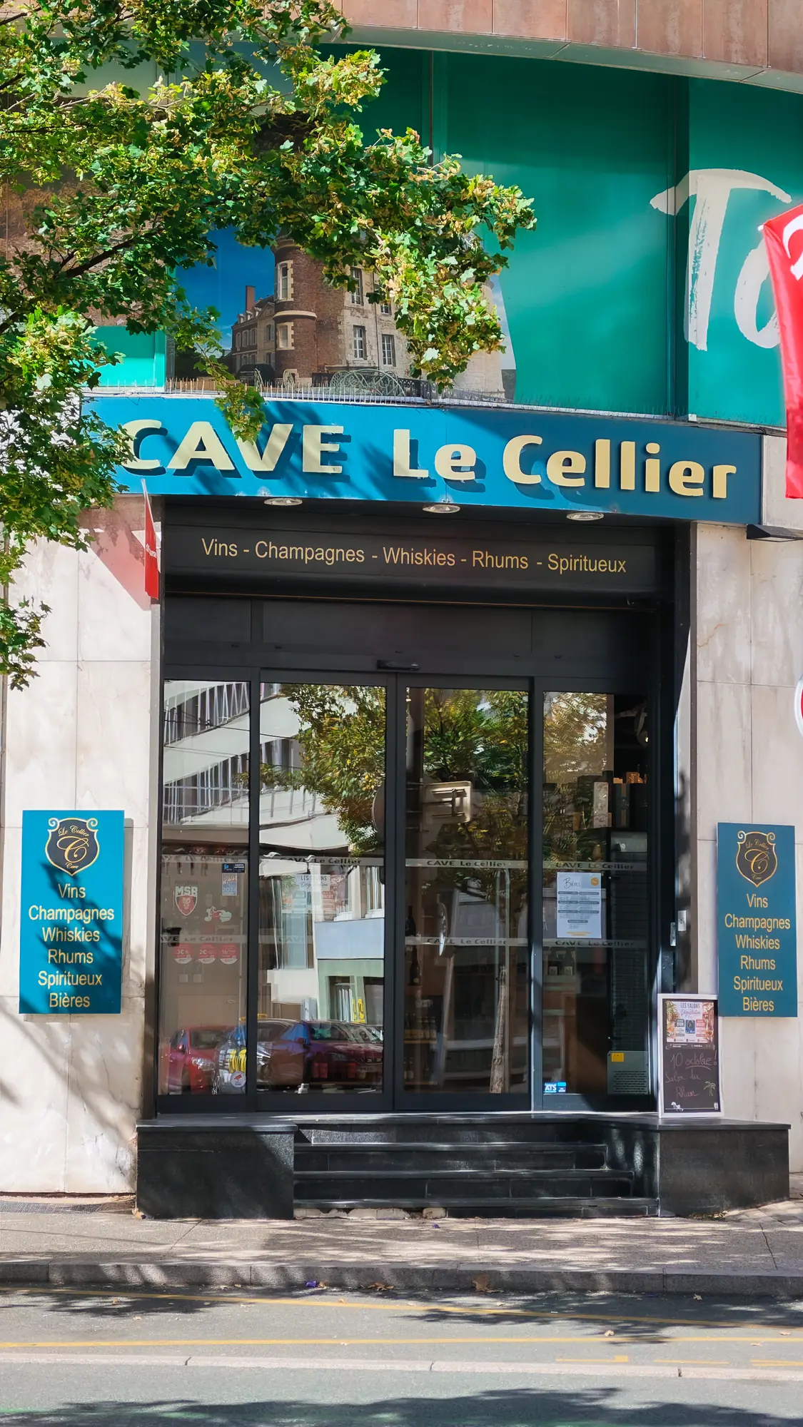 Devanture d'une cave à vins en centre-ville