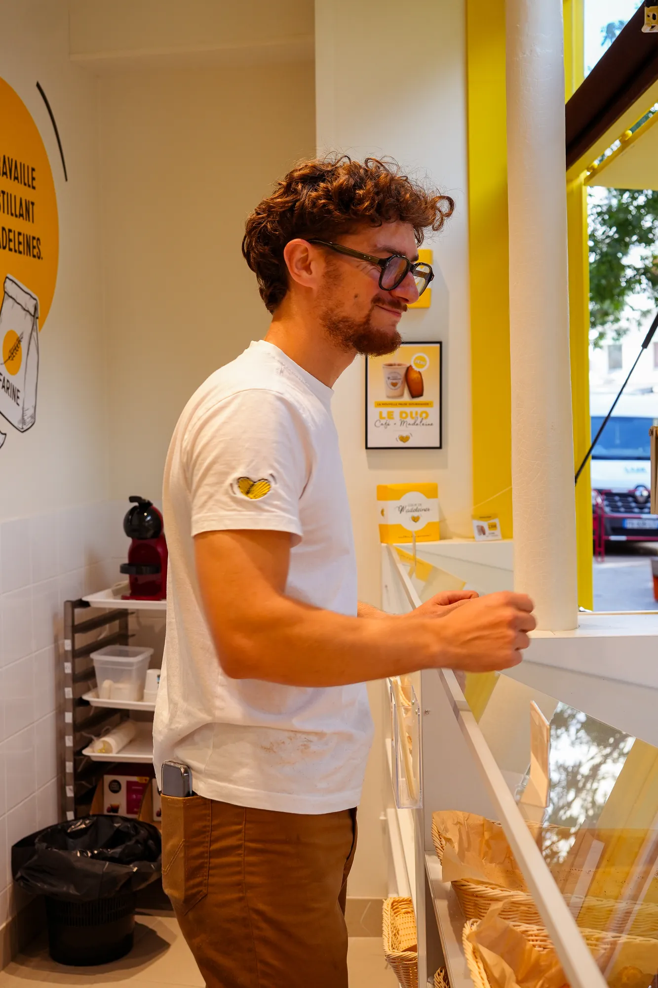 Artisane derrière le comptoir de sa boutique au Mans