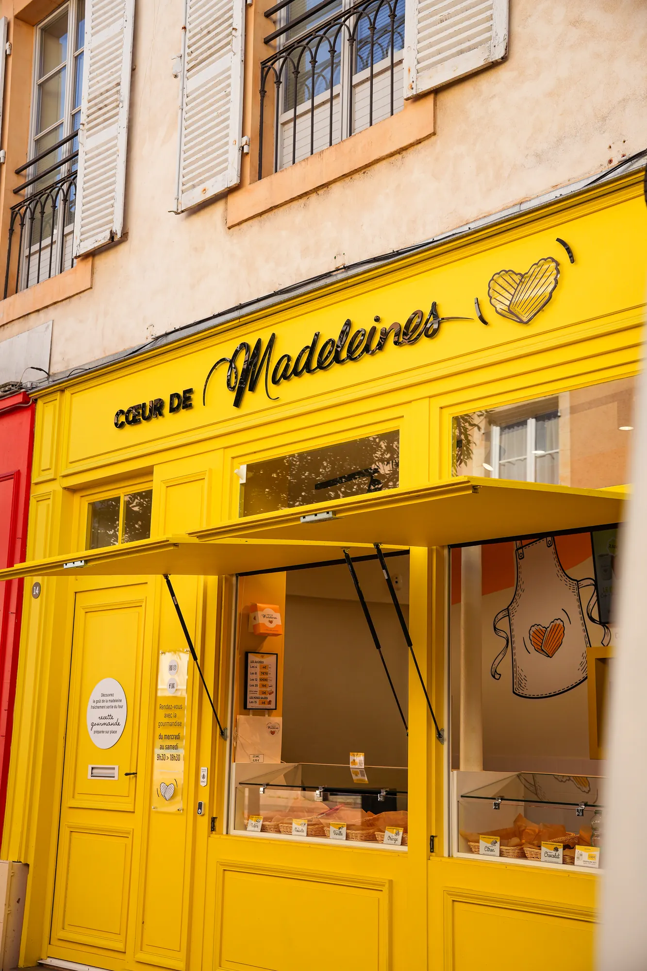 Vitrine d'une boutique de madeleines en centre-ville