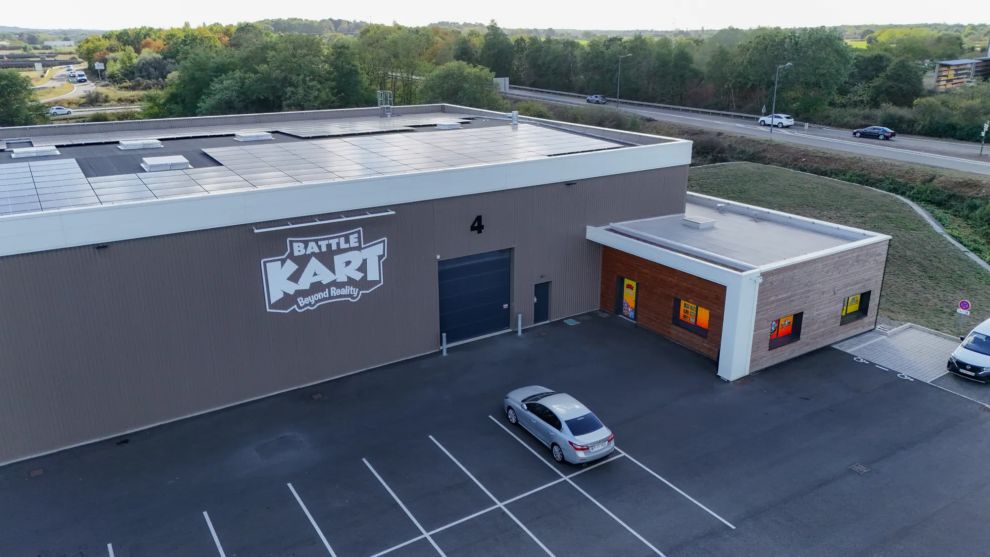 Bâtiment et parking d'une entreprise de loisirs filmés au drone au Mans