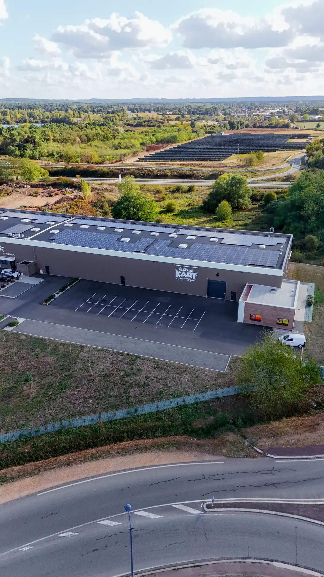 Vue aérienne d'un centre de karting filmé par drone