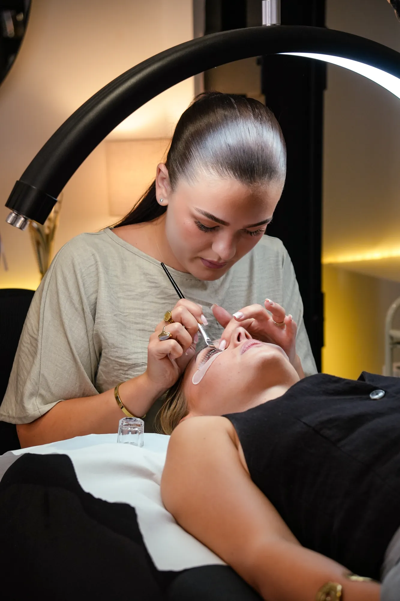 Pose d'extensions de cils dans un institut de beauté