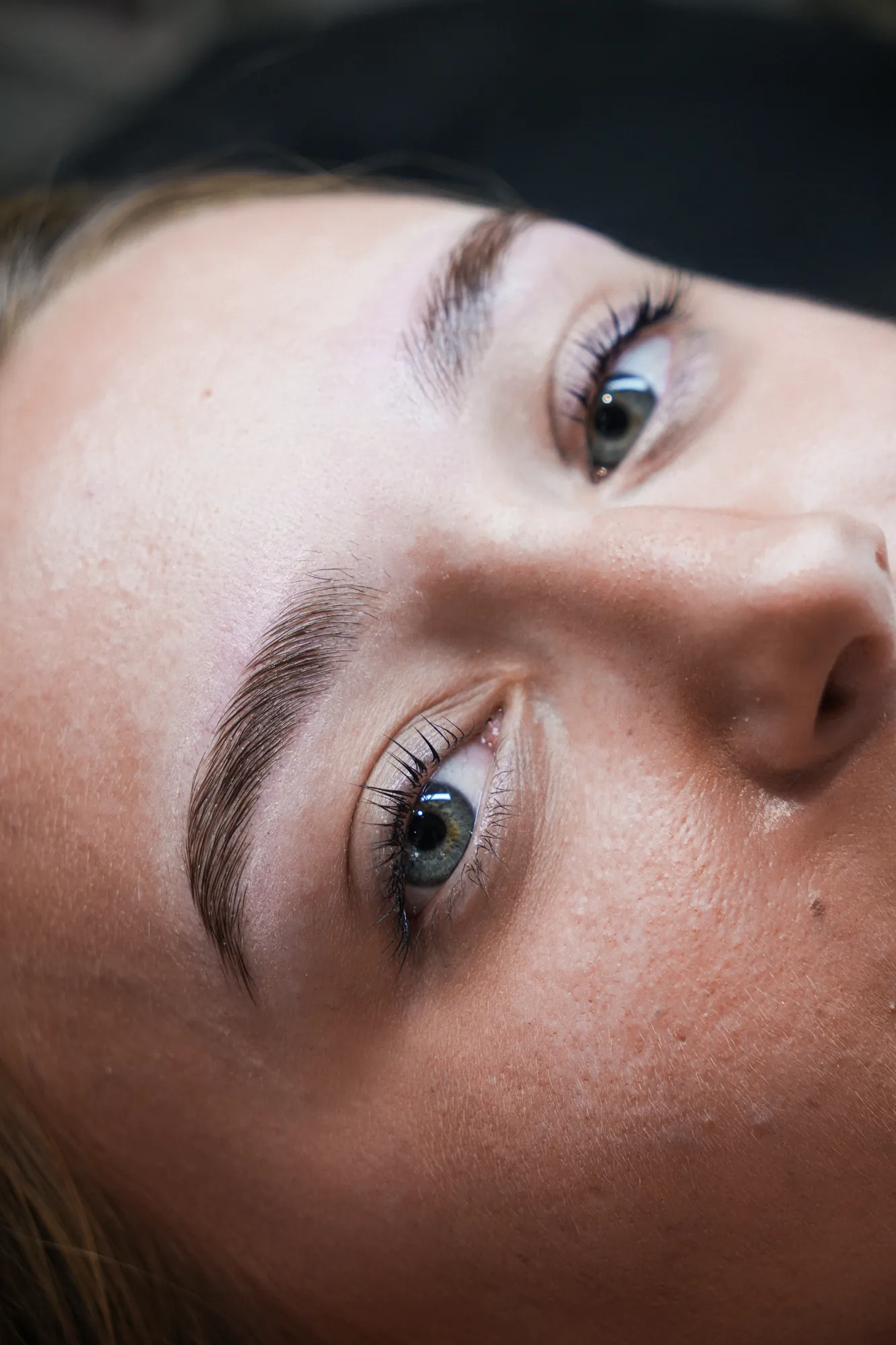 Regard d'une cliente après un soin des cils