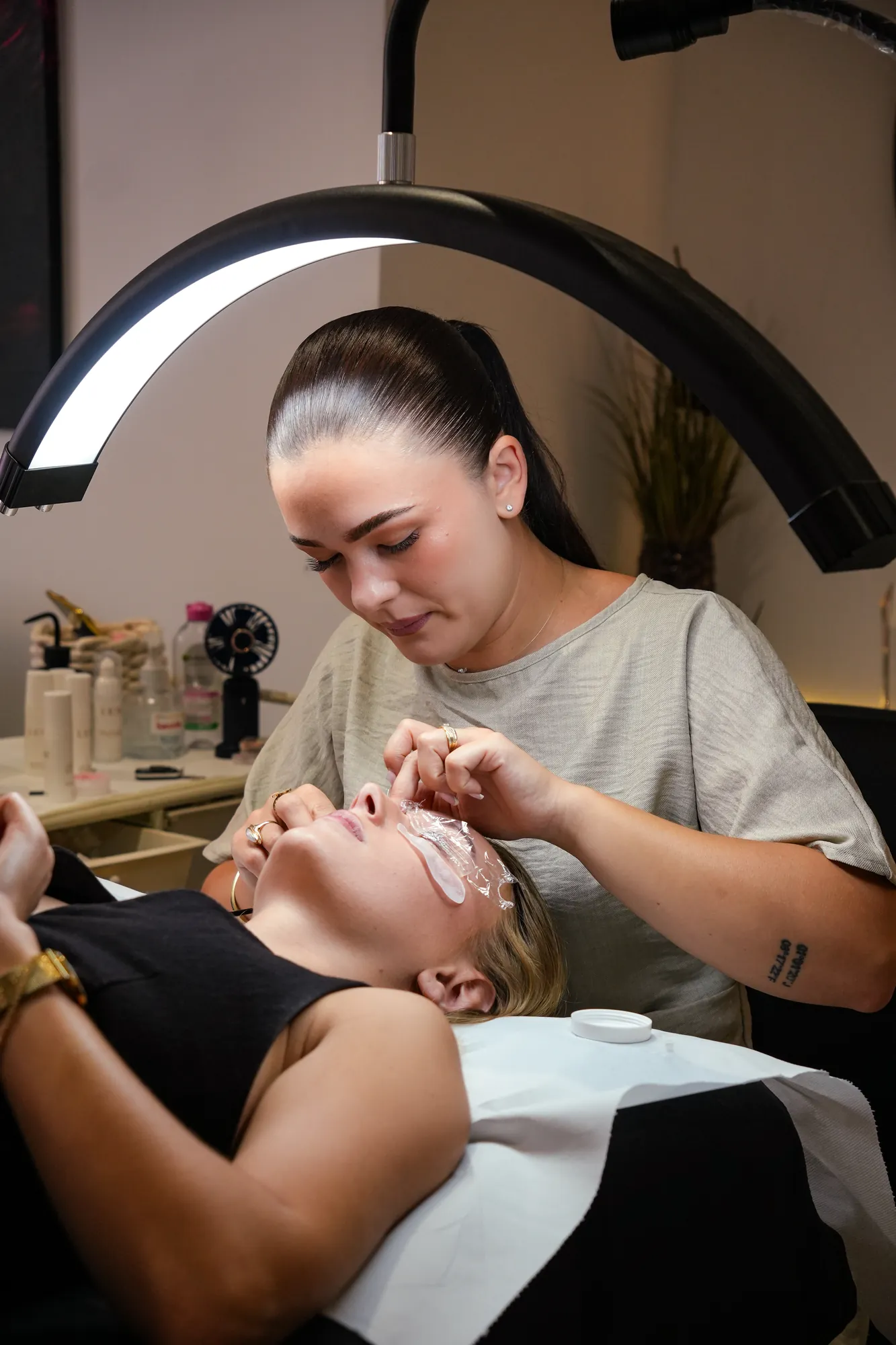 Soin du visage filmé dans un institut de beauté