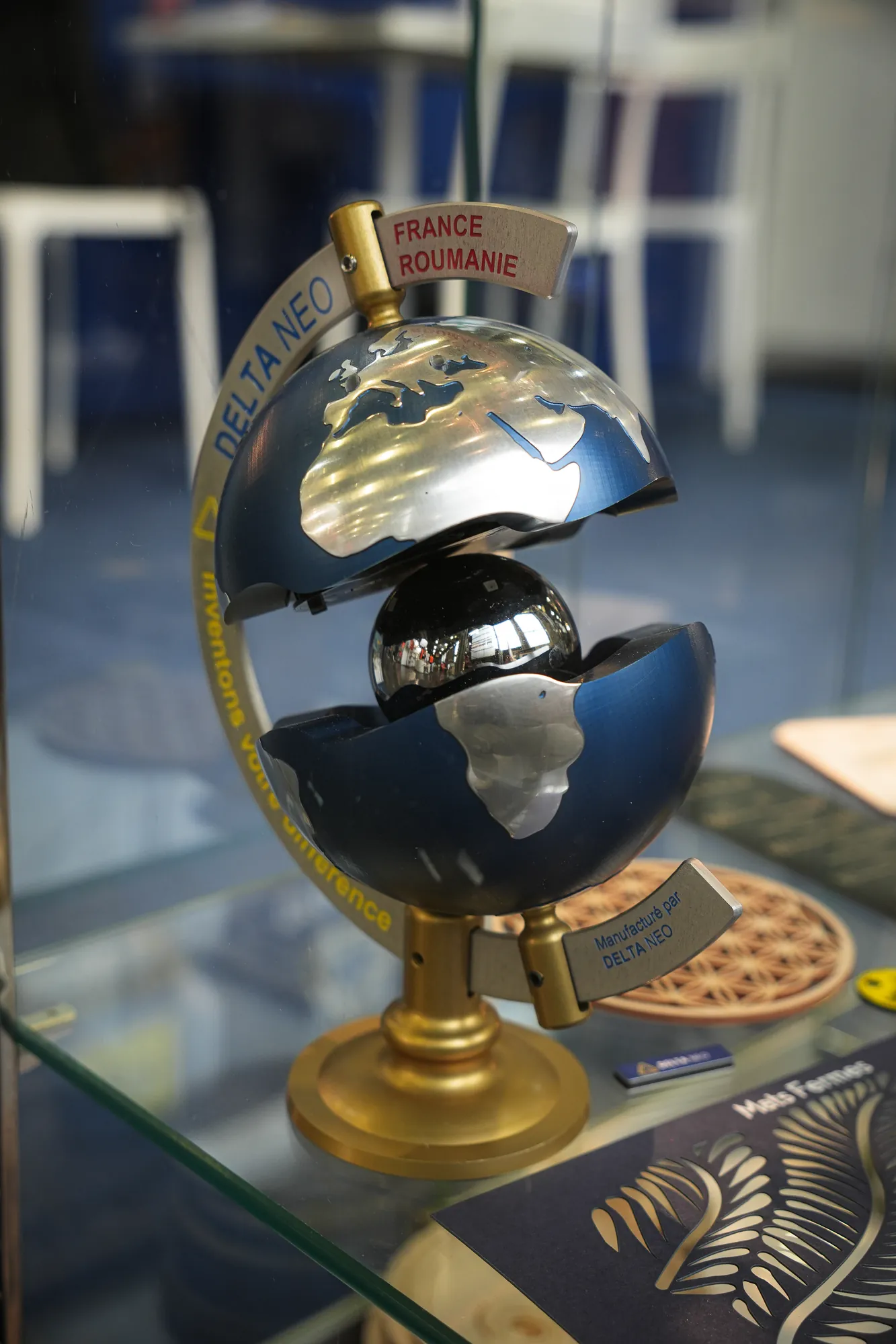 Objet décoratif en forme de globe dans une vitrine