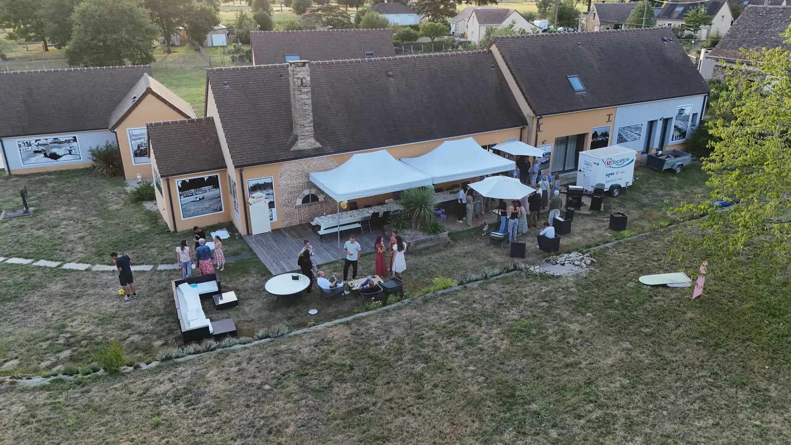 Survol d'une fête de famille dans un jardin