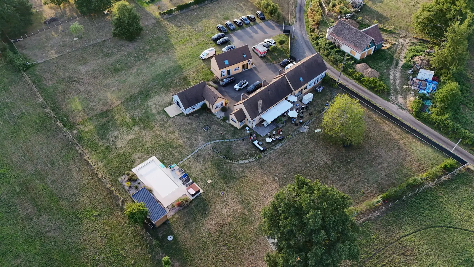 Vue aérienne d'une fête de famille à la campagne