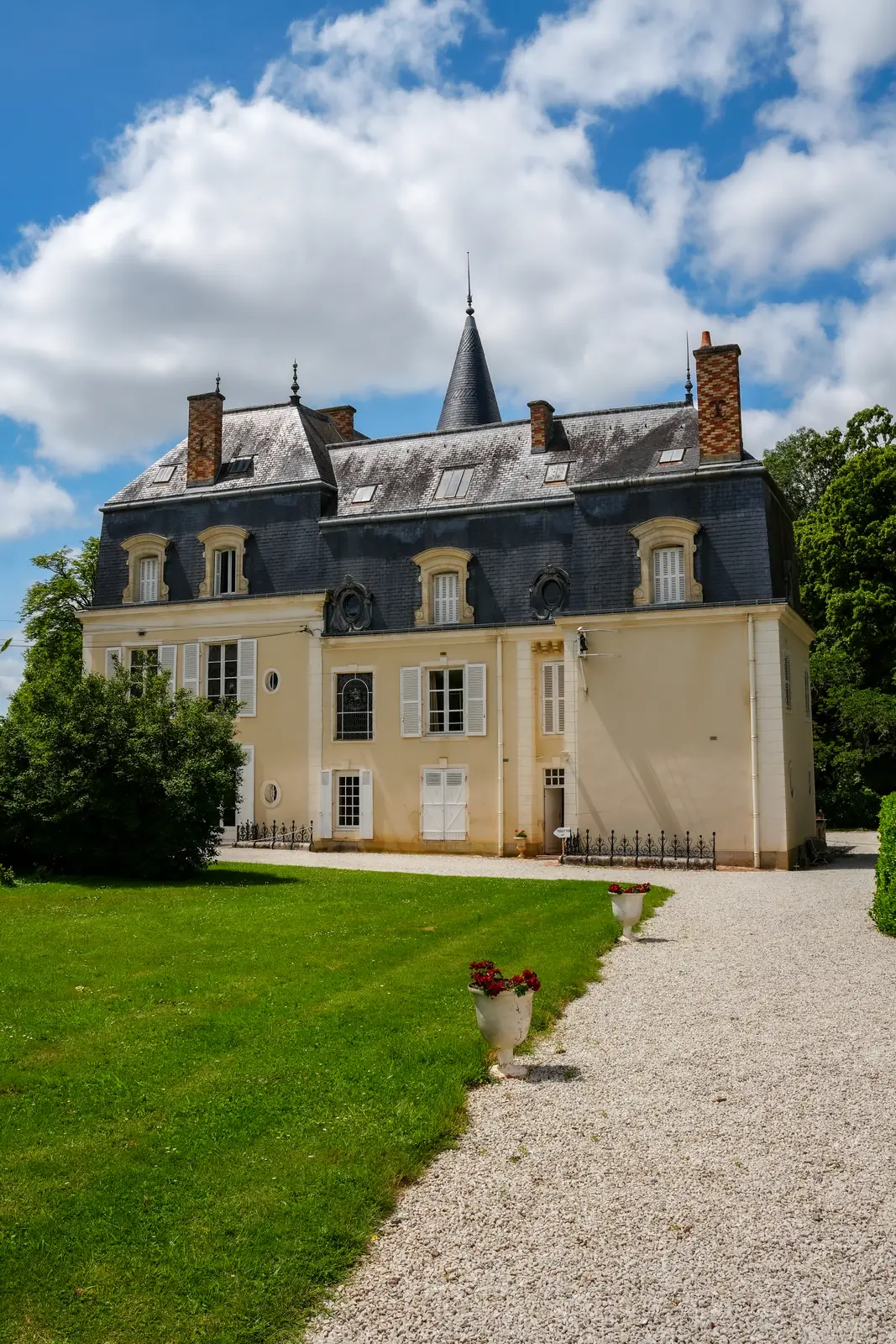 Allée et façade d'un château de réception