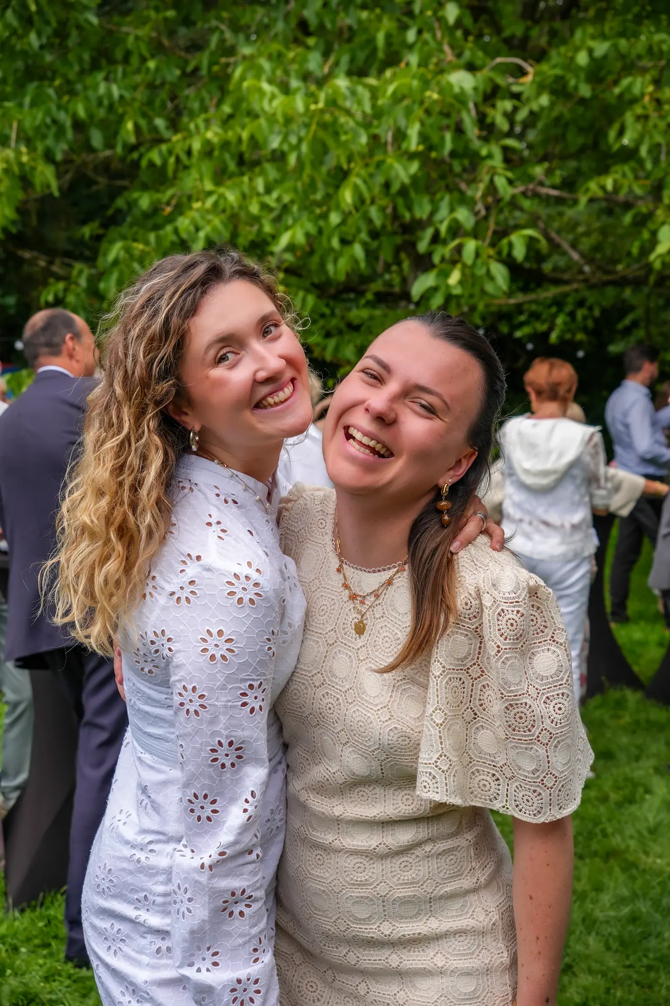Invitées réunies dans le jardin pendant une réception
