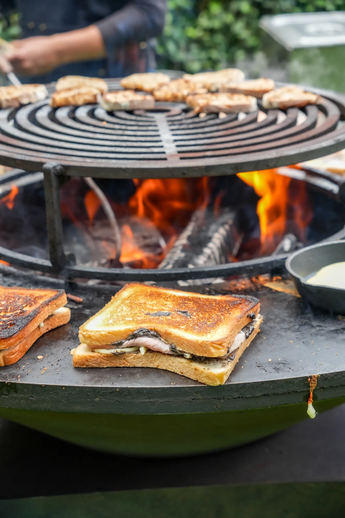 Croque-monsieur grillés au brasero pendant une réception