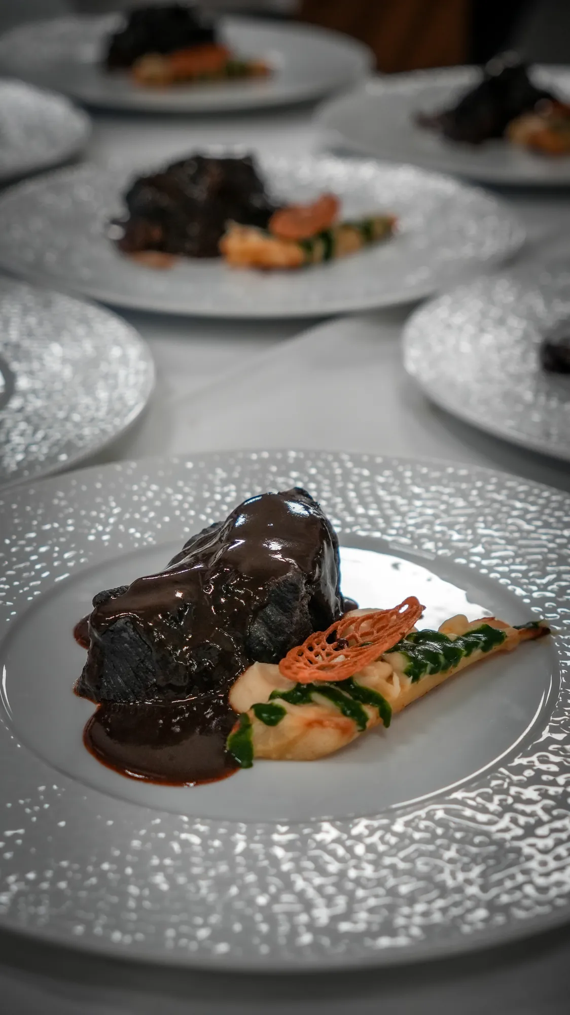 Assiette dressée lors d'un dîner privé