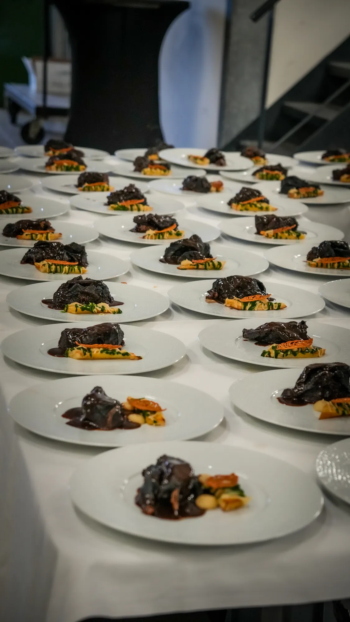 Assiettes dressées alignées avant le service