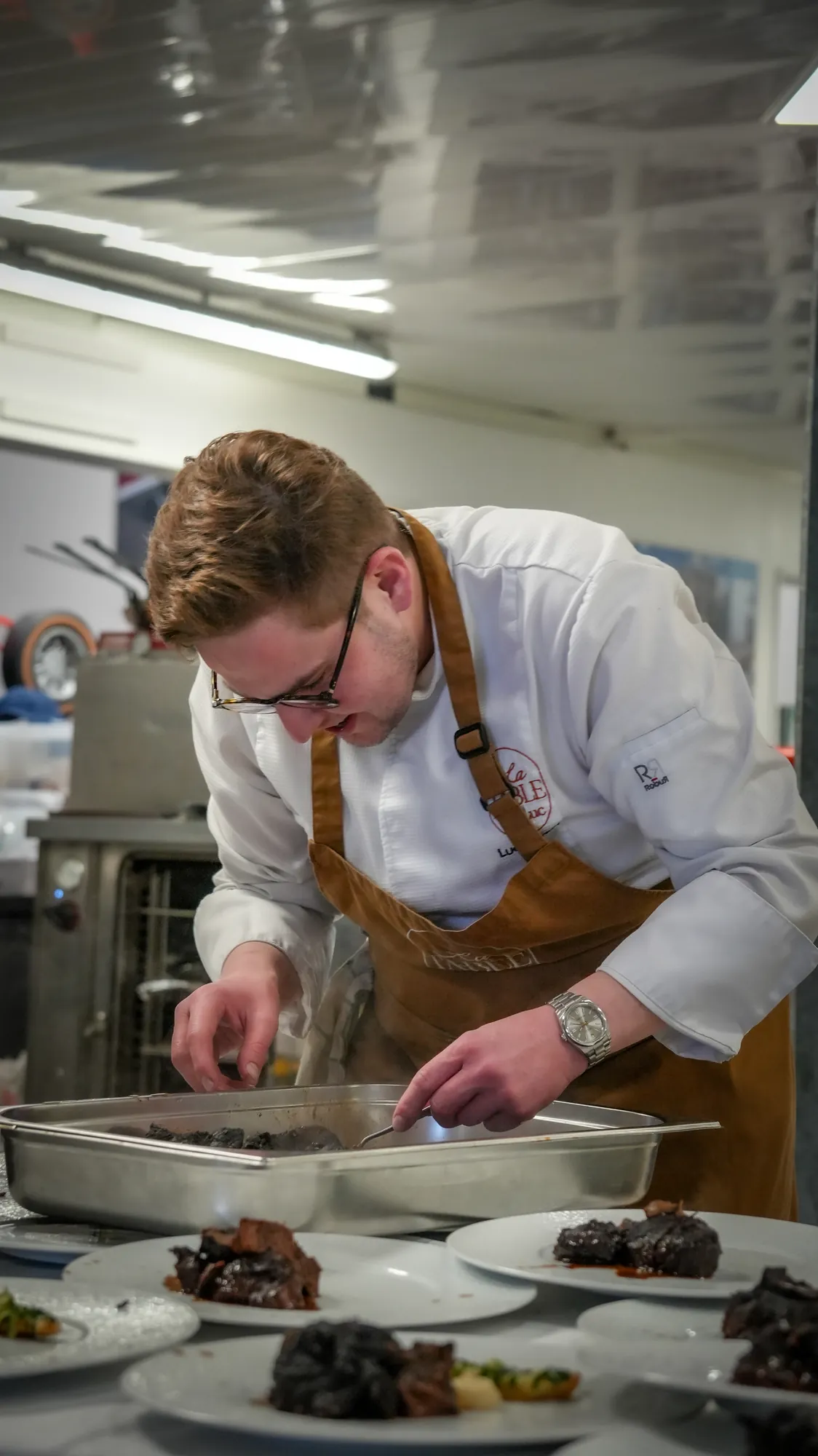 Chef en cuisine pendant un dîner privé