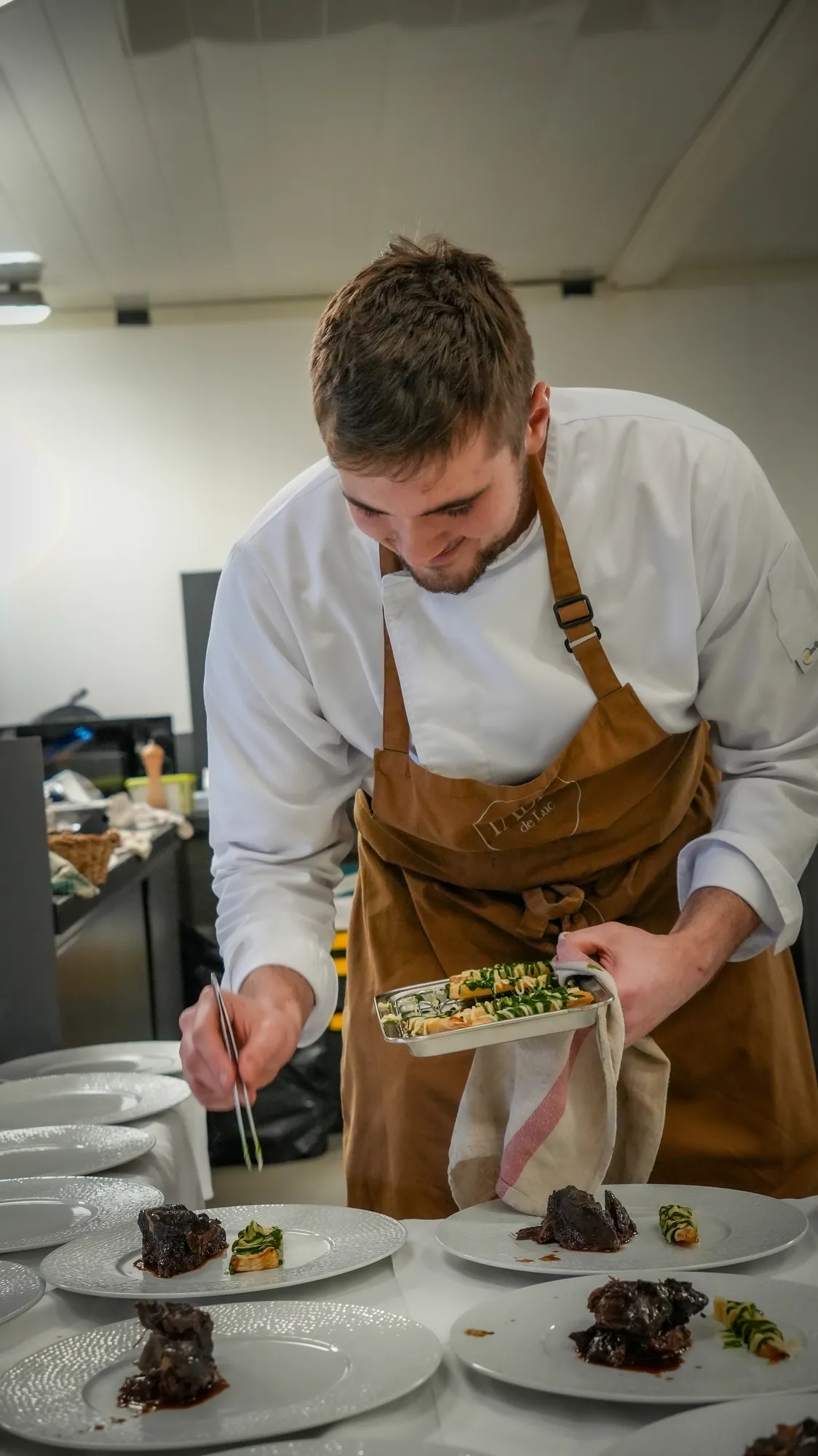 Chef dressant les assiettes d'un dîner privé