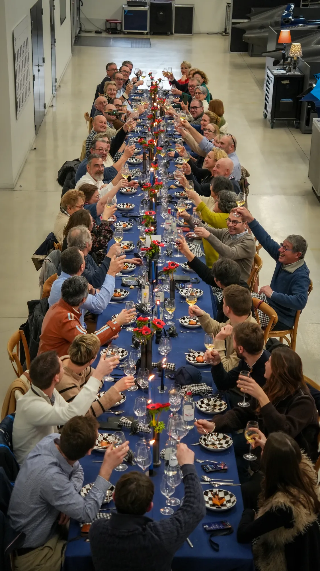 Grande tablée d'invités lors d'un dîner privé