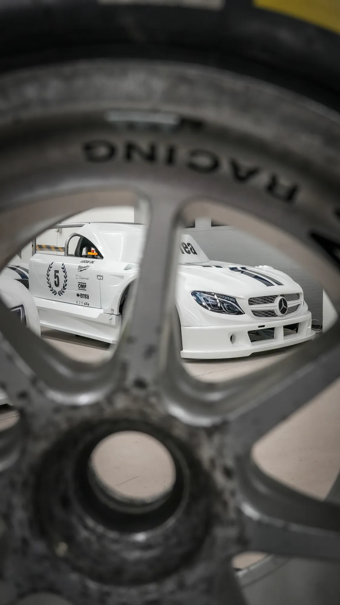 Jante de voiture de course exposée lors d'une soirée privée