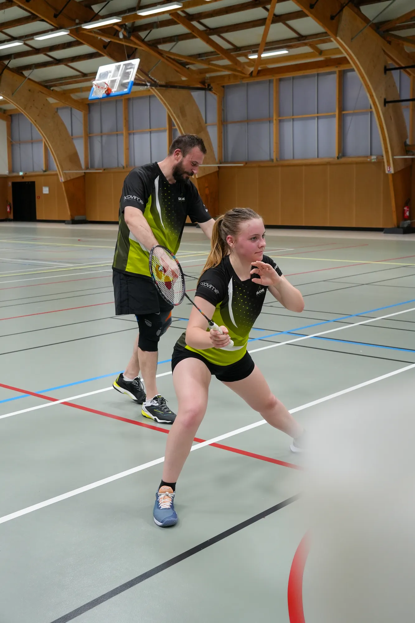 Double mixte en pleine compétition de badminton