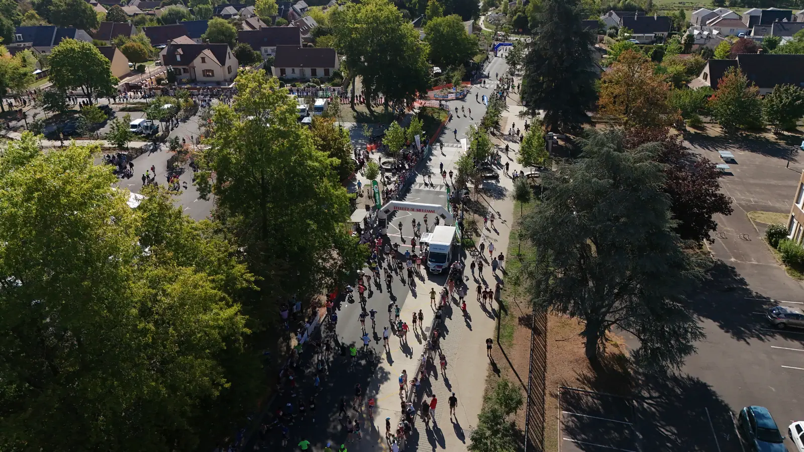 Course à pied filmée au drone, parcours dans les rues