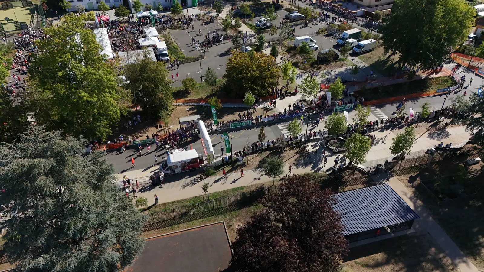 Coureurs et public réunis sur une course à pied, vus du drone