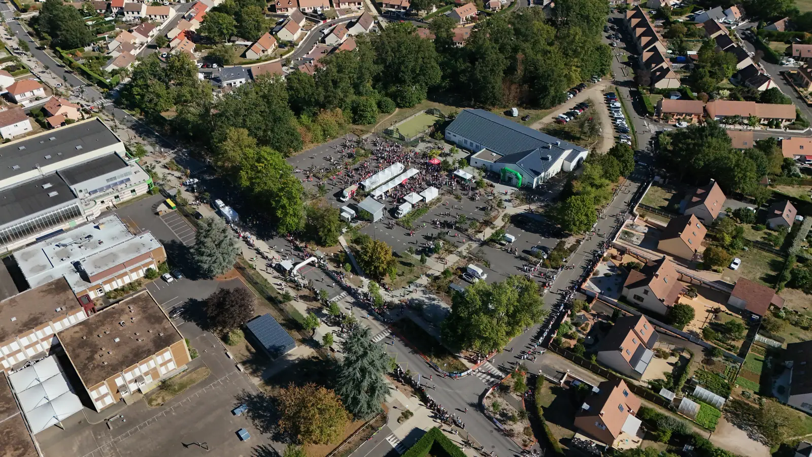 Course à pied traversant un quartier, vue du drone