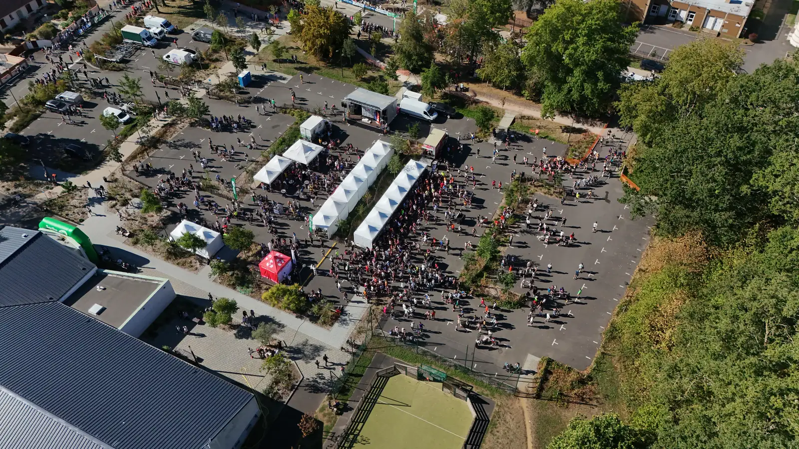 Vue aérienne du départ d'une course à pied et de ses abords
