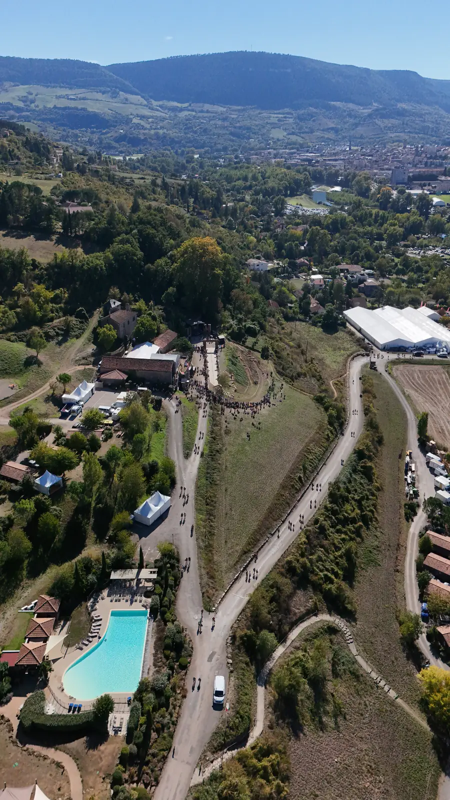 Sentier de trail en montagne vu du drone