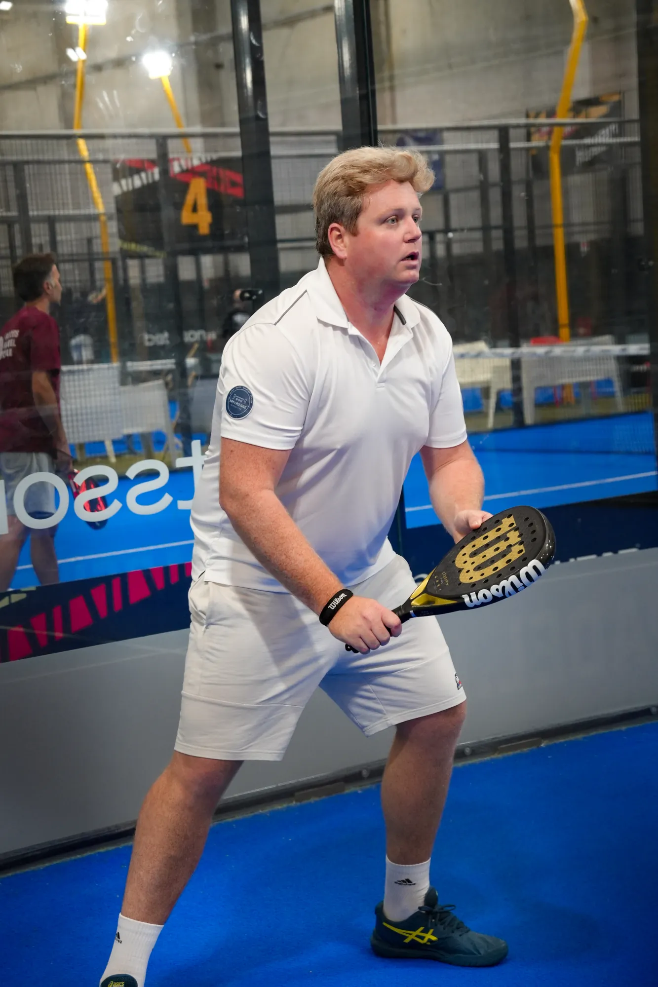 Joueur de padel en attente de la balle