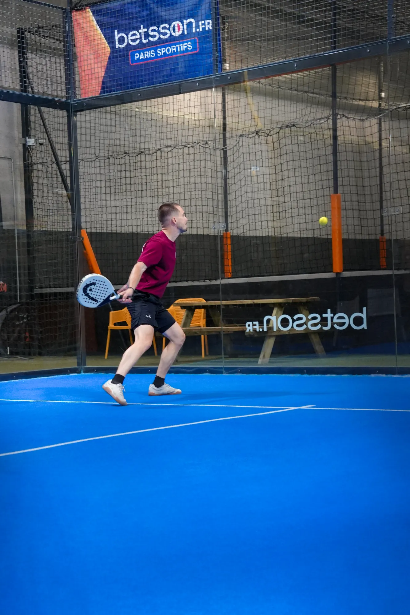 Joueur de padel en mouvement sur le court