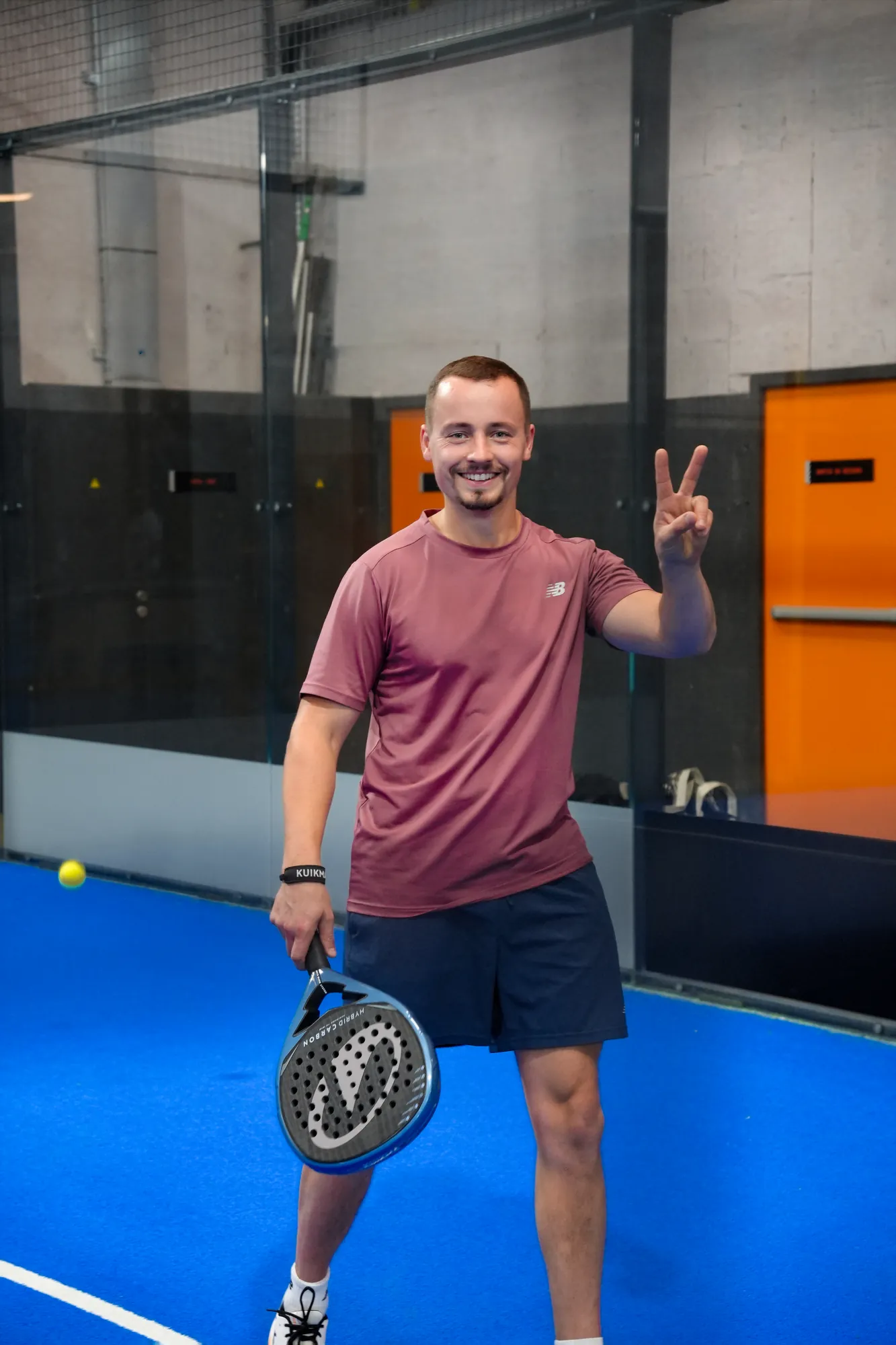 Joueur de padel faisant le signe de la victoire