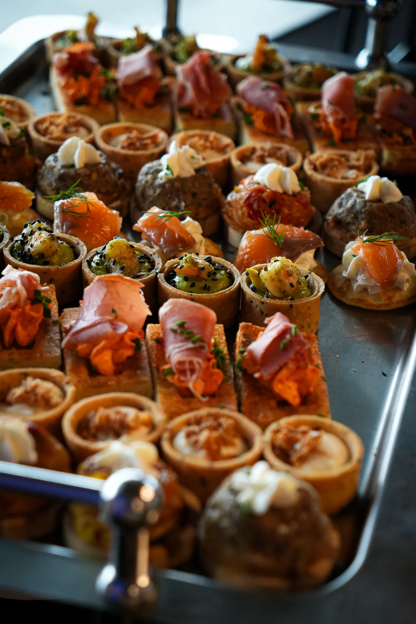 Bouchées du cocktail servies pendant une soirée associative