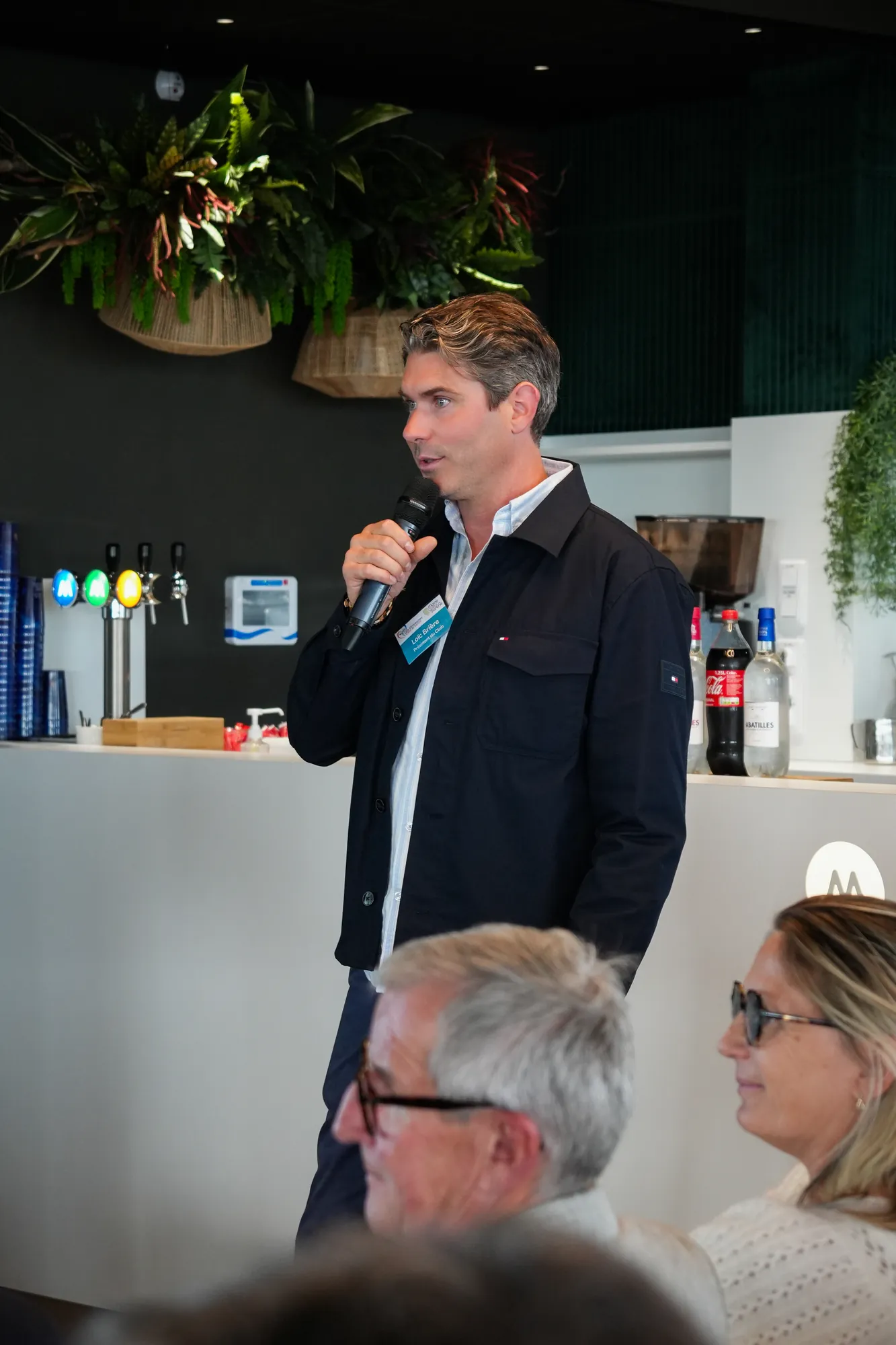 Intervenant au micro pendant une conférence associative