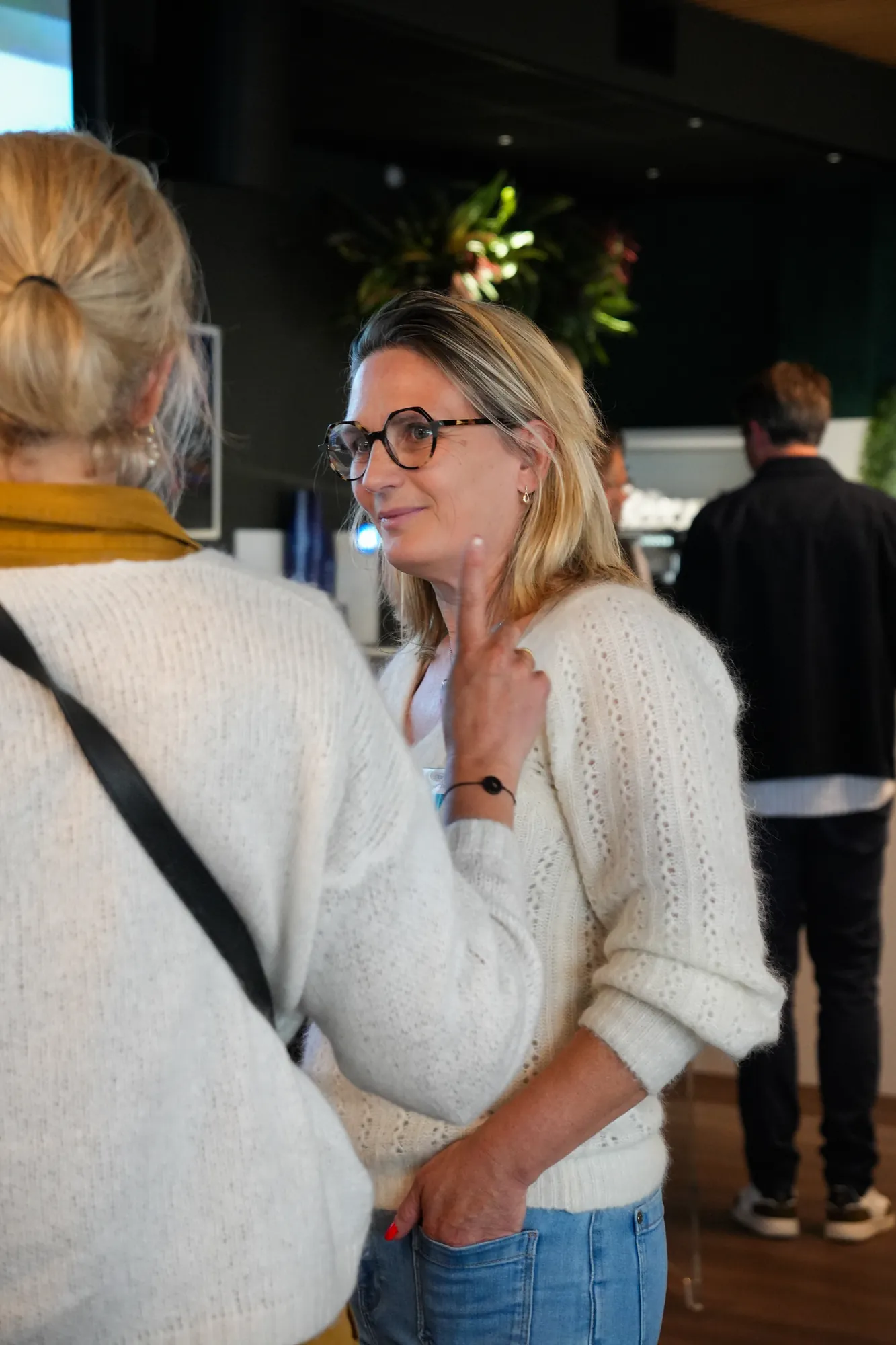 Discussion entre invitées pendant une soirée associative