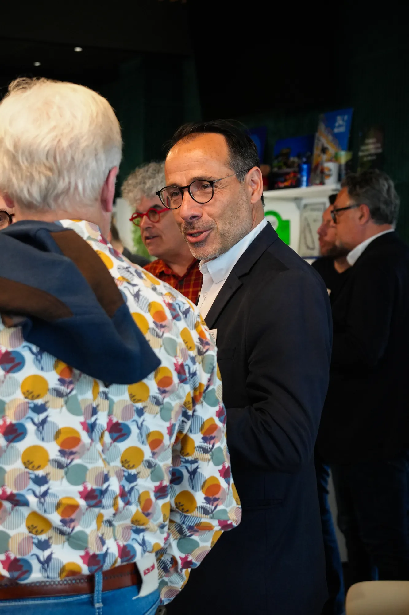Échanges entre invités pendant une soirée associative