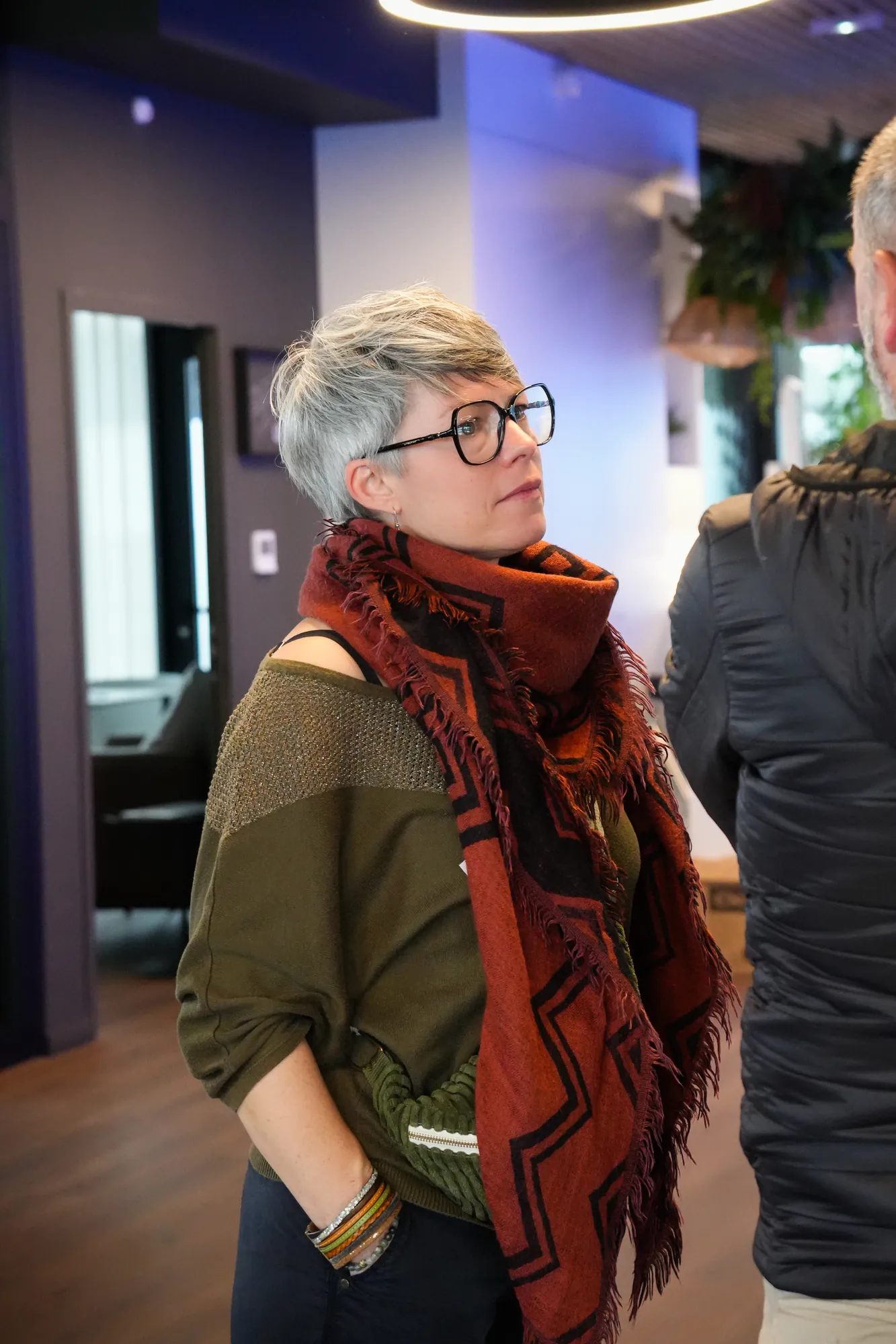 Invitée à l'écoute pendant une conférence