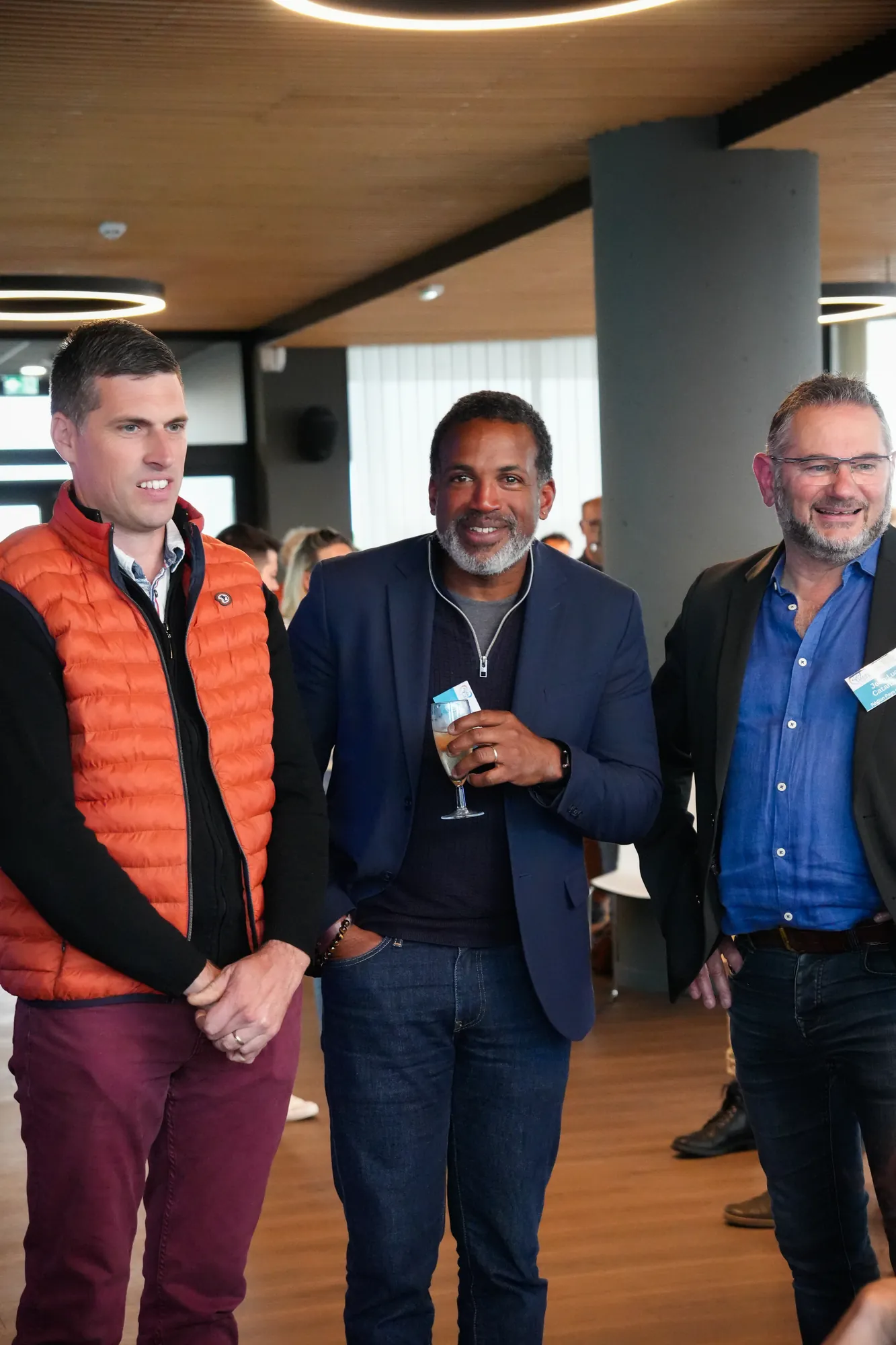 Échanges entre invités lors d'une soirée associative