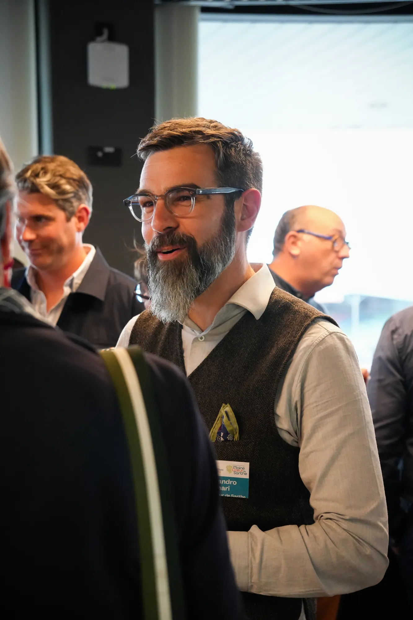 Participants réunis pendant une soirée associative