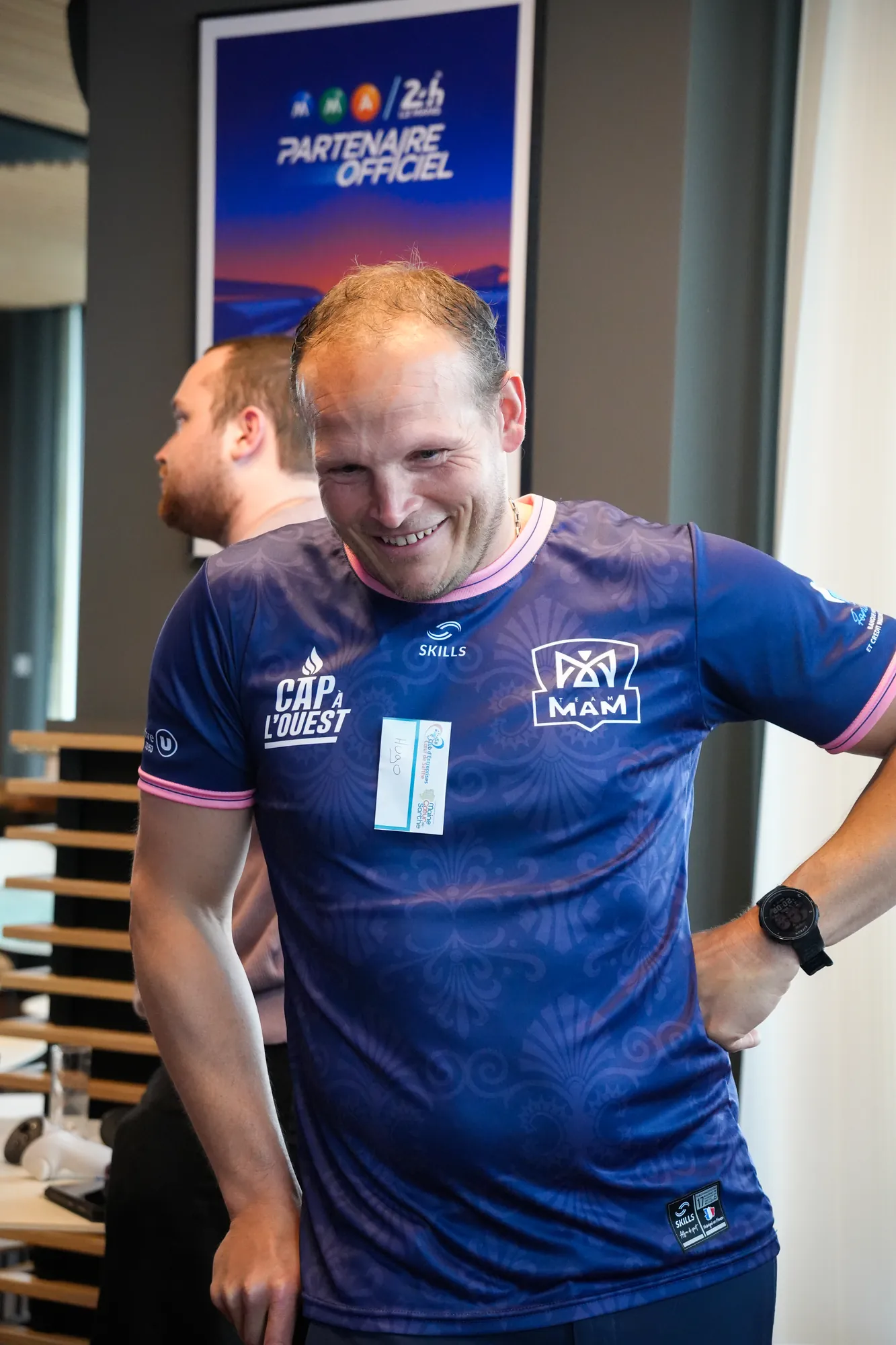 Sportif souriant pendant une soirée associative