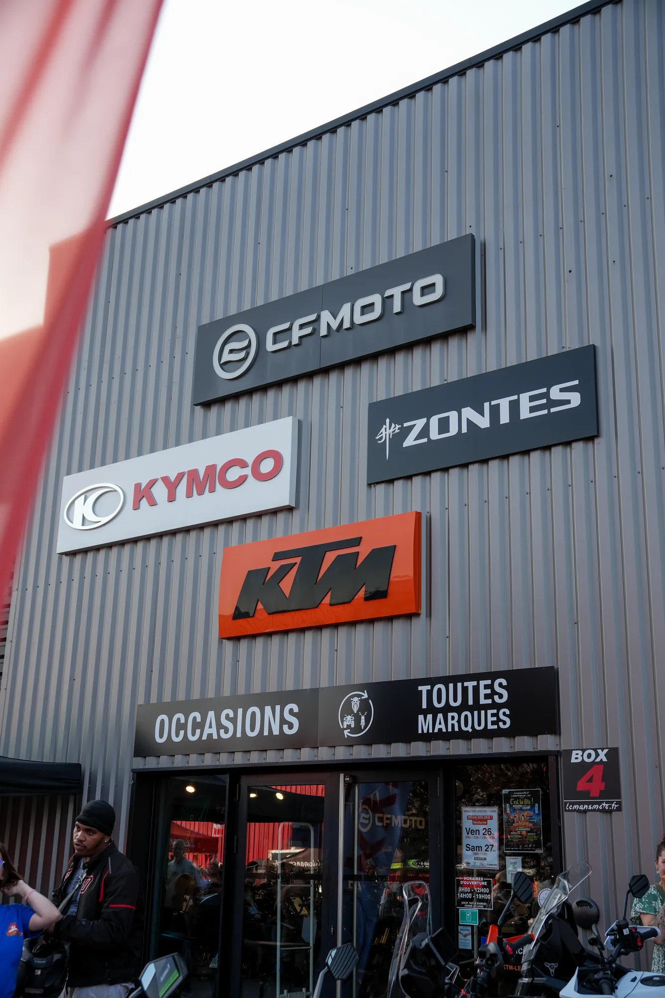 Façade d'une concession moto multimarque