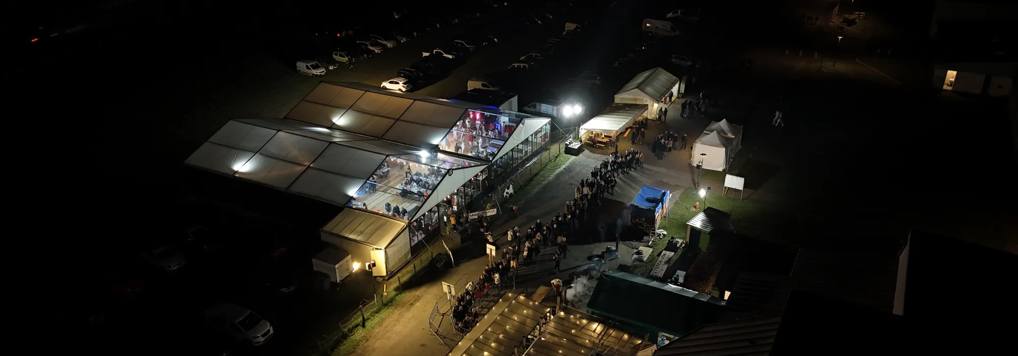 Fin de soirée d'un événement vue du ciel