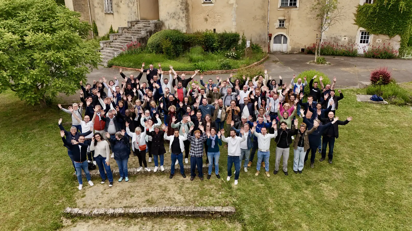 Photo de groupe d'un séminaire prise au drone