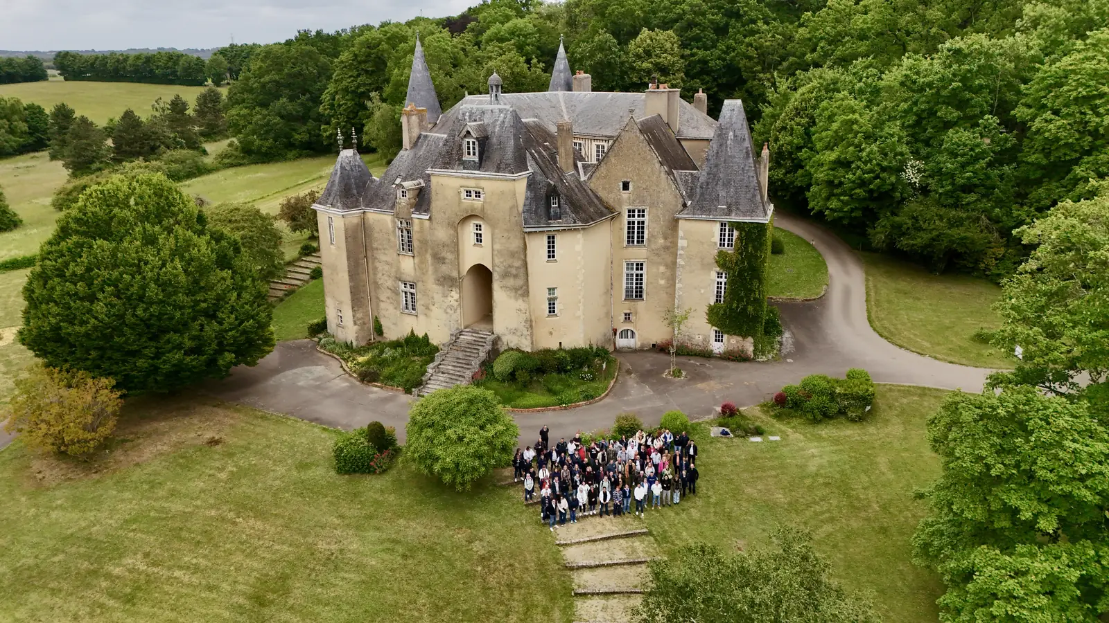 Séminaire d'entreprise dans un château, vu du drone