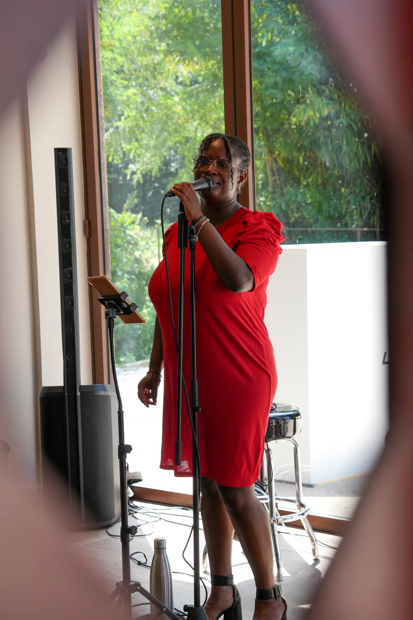 Chanteuse en concert pendant un événement